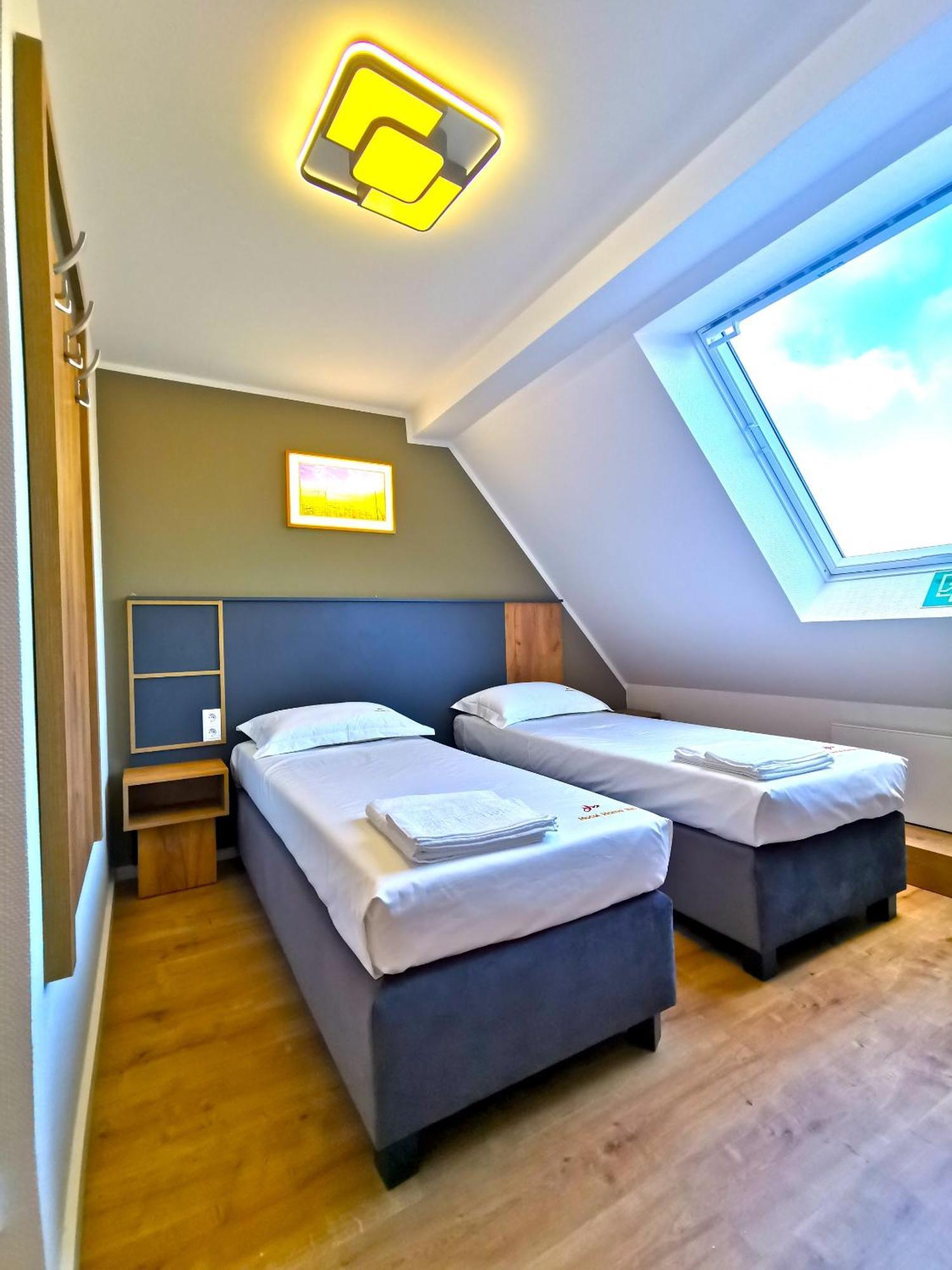 Home Inn Hotel Дормаген Экстерьер фото